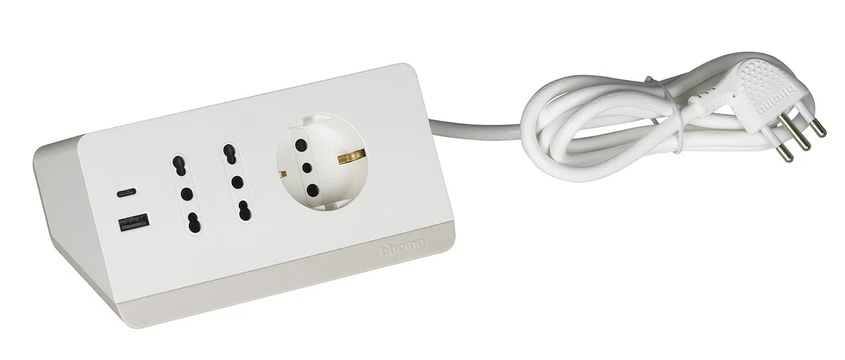 BTICINO Ciabatta Multipresa Elettrica 5 Posti, 2 Prese USB 3A, 1 Polivalente Schuko 10/16A e 2 Bipasso 10/16A, Multipresa da Scrivania con Interruttore e Cavo 2m Spina 16A, Robusta e Funzionale,Bianco