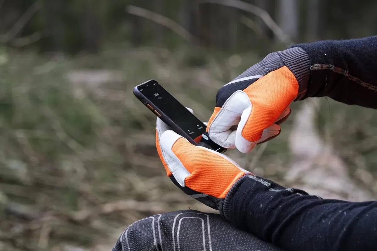 HUSQVARNA High safety and long lasting Anti-Cut Gloves, touch screen. Work gloves, stable grip, high visibility; ideal for pruning, trimming and garden maintenance - Size 10