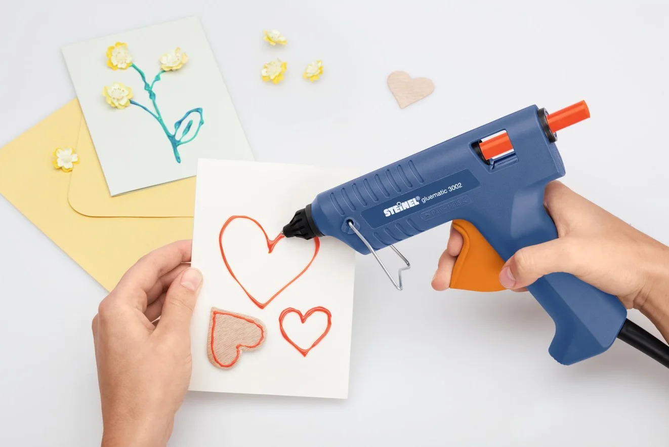 Steinel Pistola per colla a caldo Gluematic 3002 - Glue gun con capacità 16 g/min, inclusi 3 stick di colla da 11 mm, con cavo - Per bricolage e riparazione