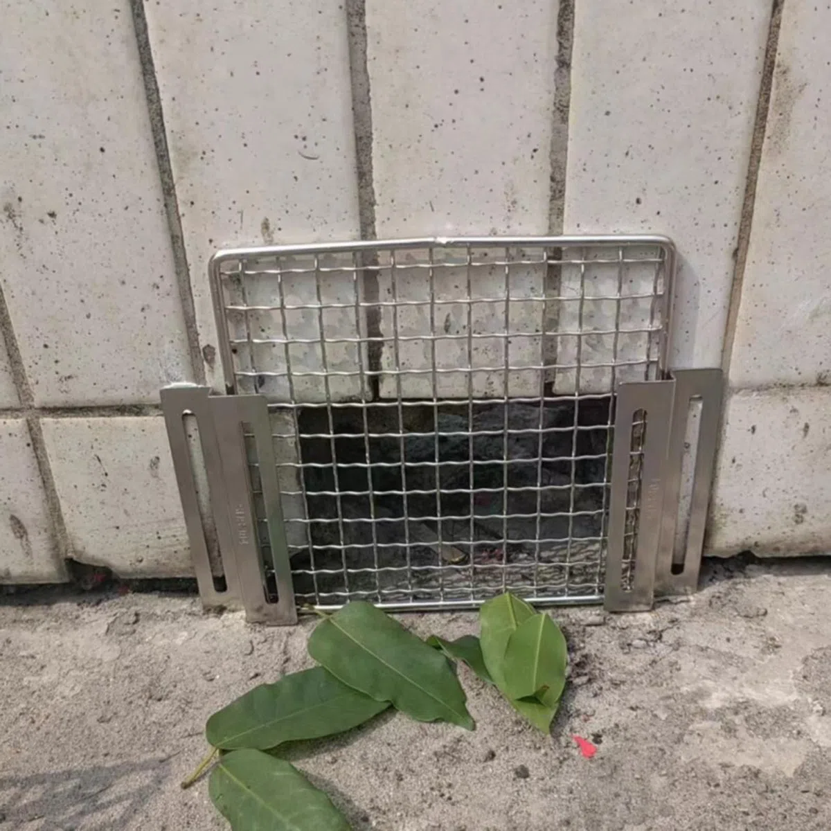 Griglia di Scarico in Acciaio Inox, Griglia di Drenaggio Laterale, Copripozzetto Protezione Foglie per Terrazza Giardino, Impedisce Efficacemente Che Detriti E Foglie Ostruiscano, 10x10 Cm
