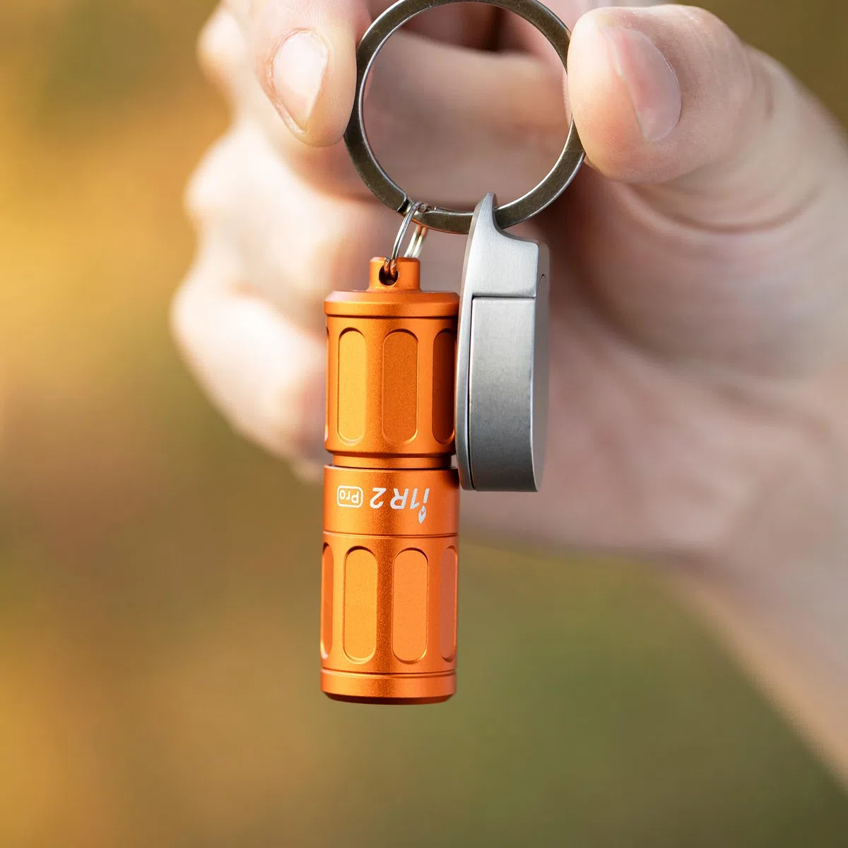 OLIGHT i1R2 Pro EOS Mini Torcia 180 Lumen Portachiavi Torcia USB Ricaricabile Luminosa, IPX8 Impermeabile 2M Protezione Anticaduta Piccola per Campeggio All'aperto (Arancia)