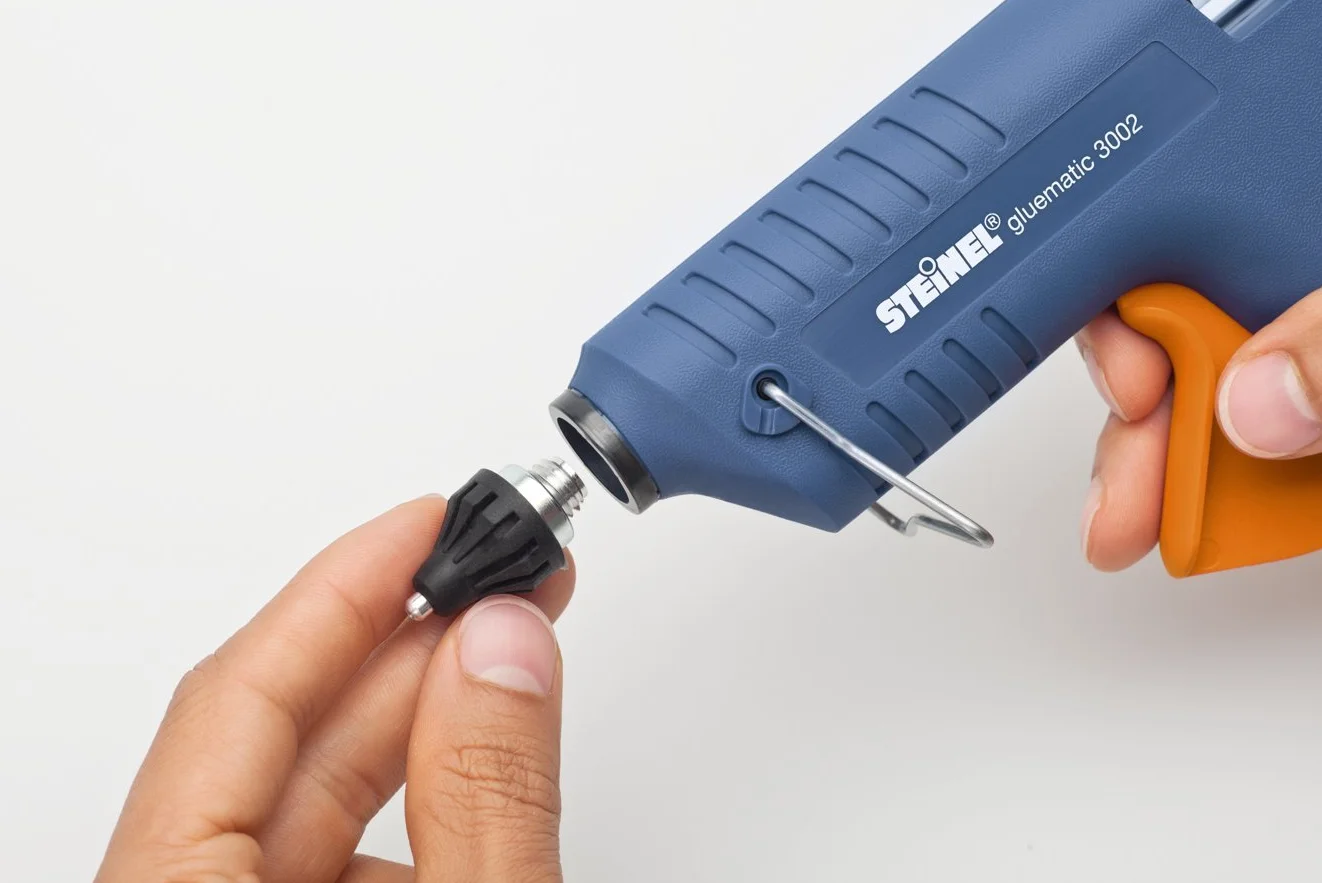 Steinel Pistola per colla a caldo Gluematic 3002 - Glue gun con capacità 16 g/min, inclusi 3 stick di colla da 11 mm, con cavo - Per bricolage e riparazione