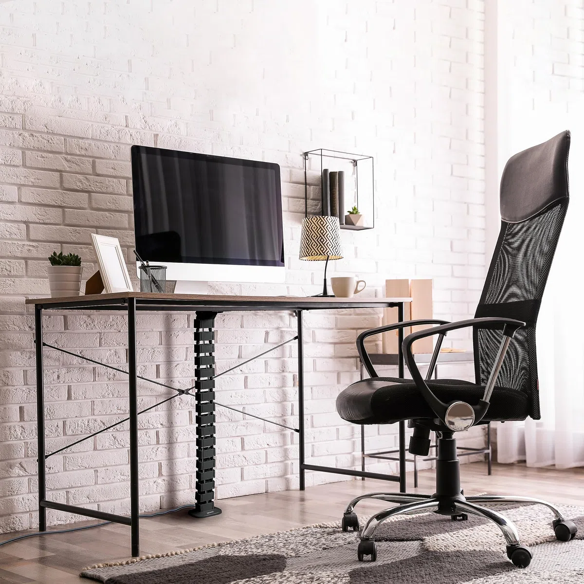 Duronic CM1DM BK Canalina per la gestione dei cavi, Regolabile in altezza, 4 canali per tavoli da ufficio, lunghezza 130 cm, Ideale per postazioni di lavoro, Nero