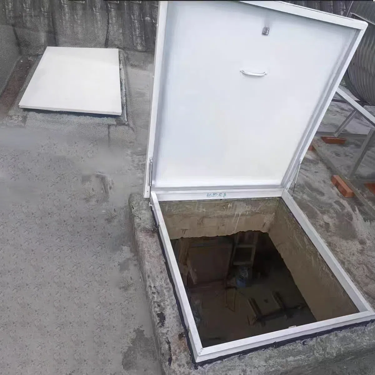 Portello di accesso al tetto, chiusura a gancio e maniglia, porta di accesso di sicurezza di emergenza per manutenzione e riparazioni, dimensioni interne 85,1 x 85,1 cm