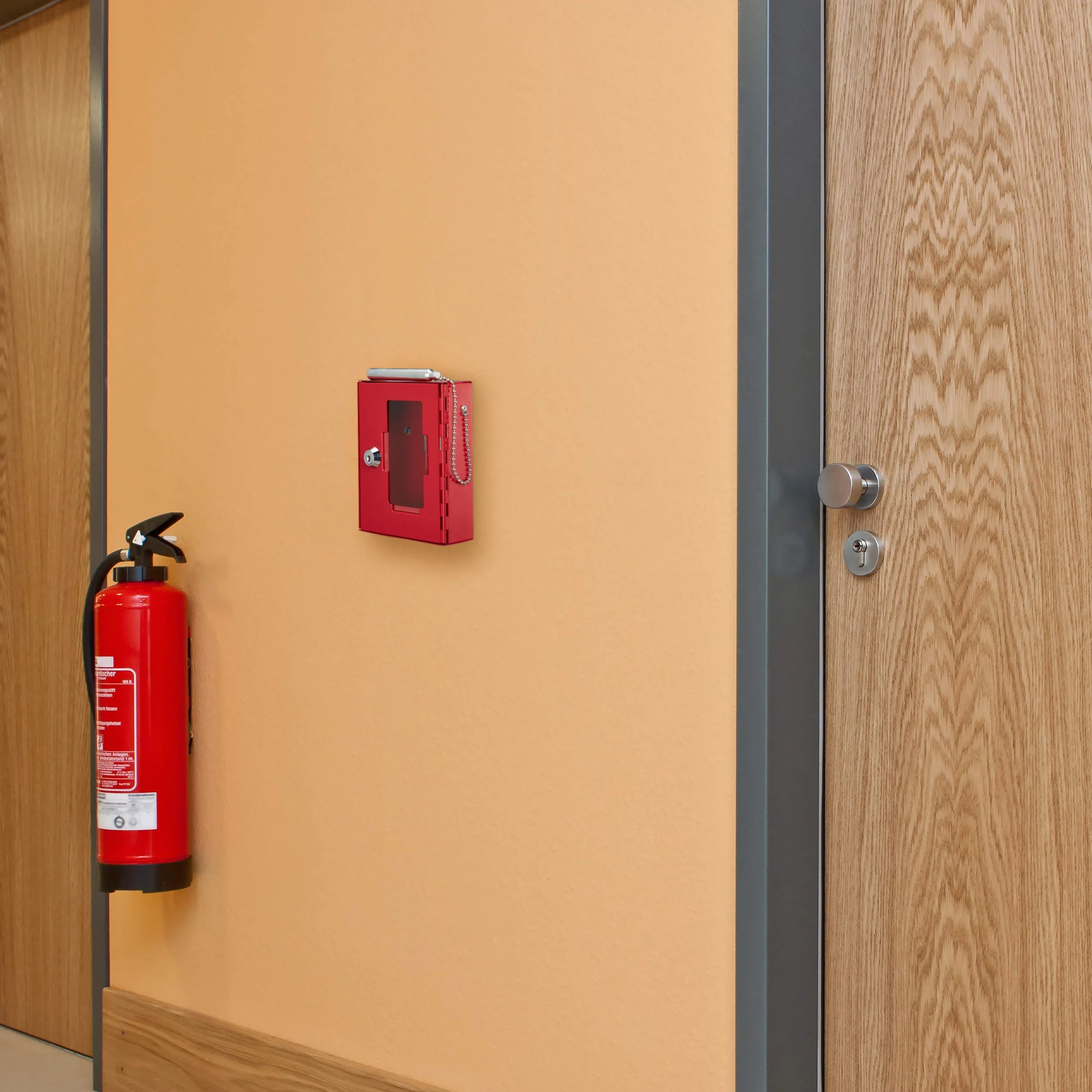 Relaxdays Cassetta con Chiave di Emergenza, con Martelletto Rompivetro, Chiudibile, Piccola Box, Metallo, Rosso