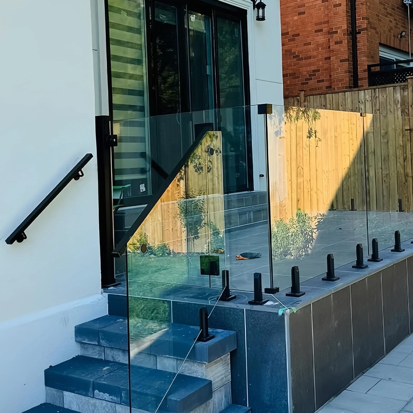 Morsetto per Recinzione in Vetro in Acciaio Inox 304 - Fissaggio per Recinzione in Vetro per Ringhiera di Scale - Balustrade in Vetro per Balcone, Giardino, Terrazza (90 Gradi Contro il Muro